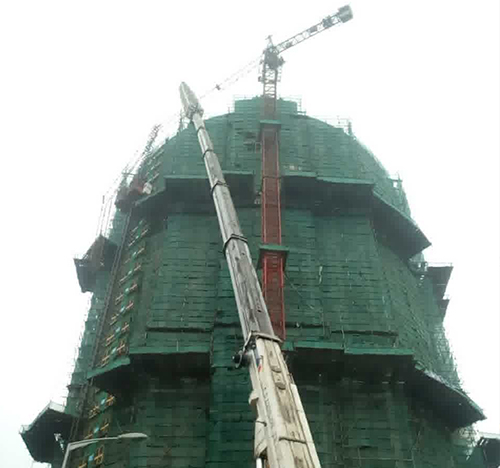 商丘市吊车在工地上作业